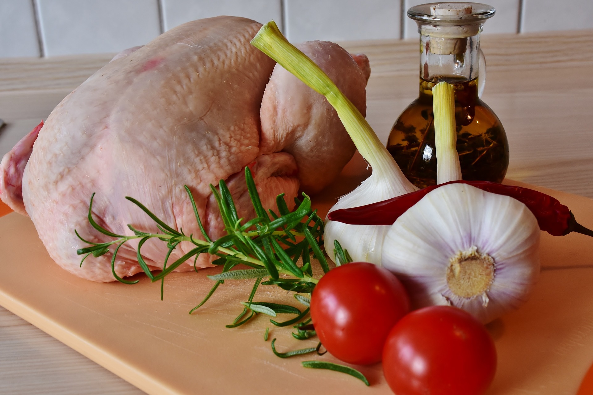 pixabay.com | RitaE | 56 % der Billig-Hähnchen sind mit antibiotikaresistenten Keimen kontaminiert. Die Resistenzraten gegen die für Menschen allerwichtigsten Antibiotika auf Hähnchenfleisch aus Discountern sind mit über 30 Prozent besonders alarmierend. Dabei sollen diese Reserveantibiotika im Notfall Menschenleben retten. Doch in Deutschland werden Reserveantibiotika mit Erlaubnis der Bundesregierung für die Billigproduktion von Fleisch und Milch in Tierfabriken missbraucht. Als "eines der größten Verbrechen der letzten 50 Jahre" bezeichnet dies der Niedersächsische Facharzt für Innere Medizin, Gerd-Ludwig Meyer.