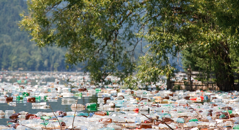 Depositphotos | smithore | Eine Hauptursache für die weltweite Plastikflut in der Umwelt ist fehlendes oder unzureichendes Abfall- und Abwassermanagement. Kunststoffe gelangen aber auch auf zahlreichen weiteren Wegen in die Natur, zum Beispiel als Abrieb von Autoreifen, von Bauwerken, Folien oder Kleidung aus Kunststofffasern. Kosmetika oder Reinigungsmittel enthalten Mikroplastik, Düngemittel werden mit Plastik ummantelt.