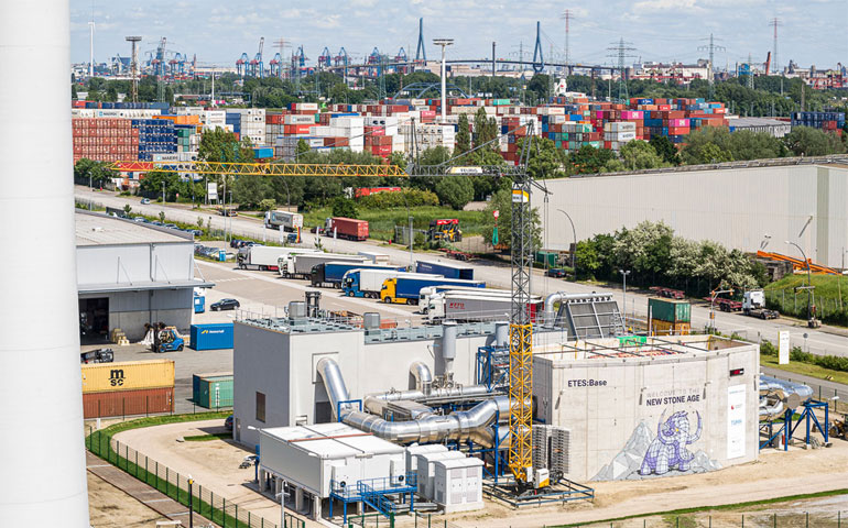 Siemens Gamesa | Der neue Elektrothermische Energiespeicher im Hamburger Stadtteil Altenwerder steht direkt neben einem Windrad des Projektpartners Hamburg Energie.