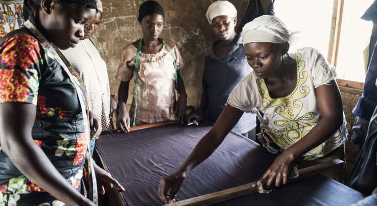 Kai Loeffelbein / Welthungerhilfe | Kavira Sakalombi and other women have lost relatives and belongings as a result of the war in the Democratic Republic of Congo. With the support of Welthungerhilfe, they now produce honey. Here they can be seen sewing their own beekeeper suits.