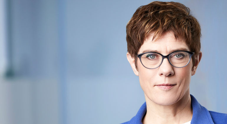 CDU / Laurence Chaperon | CDU-Vorsitzende Annegret Kramp-Karrenbauer | Darf man die neue Verteidigungsministerin, Vorsitzende einer „C“-Partei, noch an Jesus und Helmut Kohl erinnern? Oder gar an die Bergpredigt-Erkenntnis von Michail Gorbatschow? Das Ziel wäre dann – vielleicht 2040 – Frieden schaffen ohne Waffen.