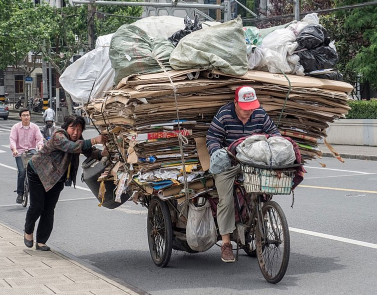 WikimediaCommons | Reinhold Möller/Wikimedia/CC BY-SA 4.0 | Transport von Recycling-Abfall in Shanghai