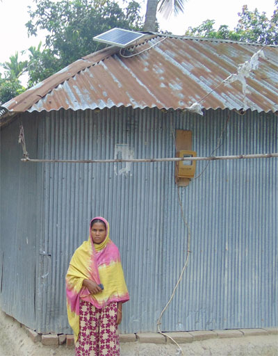 andheri-hilfe.de | Nasima vor ihrem Zuhause. Auf dem Dach befindet sich eins der 3.000 von NATURSTROM-Kundinnen und -Kunden geförderten Solar-Home-Systeme.