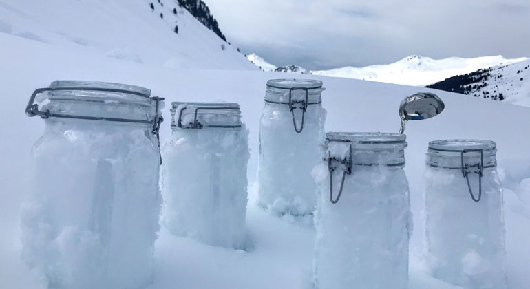 Alfred-Wegener-Institut | Jürg Trachsel, WSL-Institut | Neuschnee wird mithilfe einer Chromstahl-Kelle in verschliessbare Glasbehälter gefüllt um später im Labor die Mikroplastik-Konzentration zu bestimmen. Beim ganzen Sampling wird bewusst auf jeglichen Plastik-Einsatz verzichtet um eine Kontamination auszuschliessen. Die Schneeproben sind verschlossen und bereit für den Abtransport nach Davos.