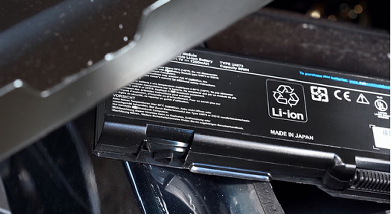 dekra.de | Strikte Mülltrennung bei Lithium-Batterien erforderlich