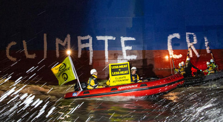 Maria Feck / Greenpeace | Greenpeace protestiert gegen den Import von Soja aus zerstörten Wald- und Savannengebieten am Frachtschiff “Hiroshima Star” in der Unterweser. Sie malen den Schriftzug “Climate Crime” (Klimaverbrechen) auf den Rumpf des mit Soja aus Brasilien beladenen Frachters und entrollen große Banner an den Kränen im Zielhafen Brake. Die Umweltaktivisten machen deutlich, dass der Import von Soja-Futter für die Massentierhaltung den Klimanotstand weiter verschärft, wenn für den Anbau wertvolle Ökosysteme verschwinden, die Kohlendioxid binden können.