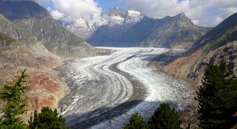 Matthias Huss / ETH Zürich | View of the Great Aletsch Glacier from Moosfluh above Bettmeralp. Even in the best case, any glacier ice can be seen from here in the year 2100.