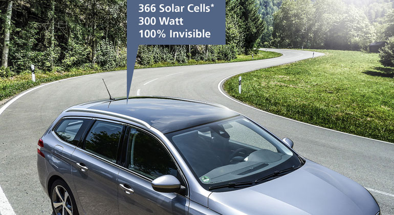 Fraunhofer ISE | Photovoltaik unsichtbar in ein Autodach integriert: Die Morpho-Color®-Glasbeschichtung ermöglicht eine Anpassung der Farbe an das Fahrzeug.