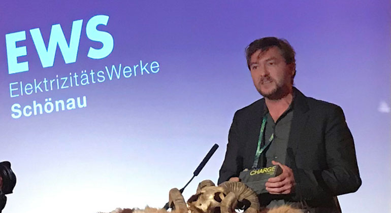 ews-schoenau.de | EWS-Vorstand Sebastian Sladek bei seiner Dankesrede für die Auszeichnung der EWS als weltbeste grüne Energiemarke im Rahmen des Charge Awards.