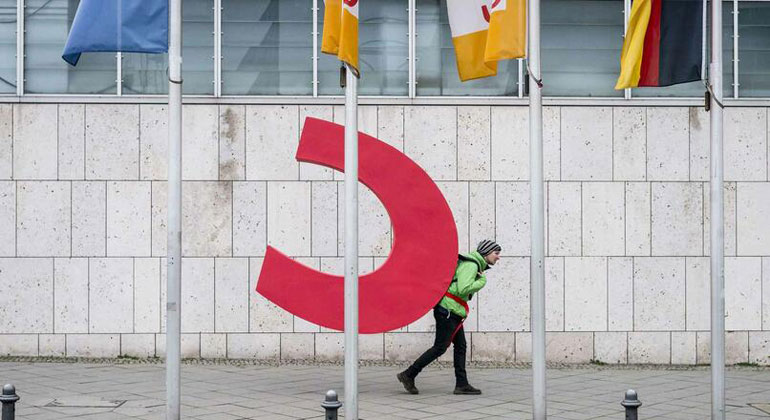 Paul Lovis Wagner / Greenpeace | Geht jetzt mal auf Reise, um über Klimaschutz zu diskutieren: Das "C" der CDU. (Foto: Attrappe des Buchstaben)