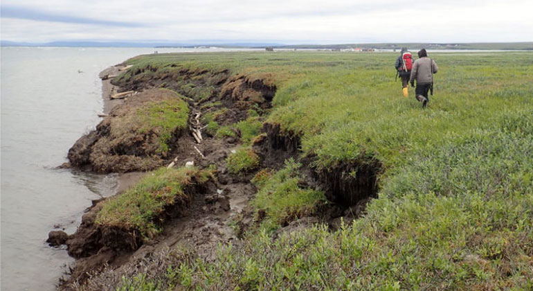 nunataryuk.org | Durch die Erosion von Permafrostküsten in der Arktis können große Mengen an CO2 freigesetzt werden.