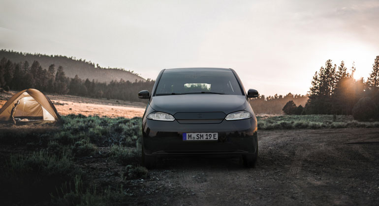 Sono Motors GmbH | Der Sion ist das erste Serienfahrzeug, das Solar-Integration, Mobilitätsdienste und eine bidirektionale Ladefunktion in einem Fahrzeug bündelt.