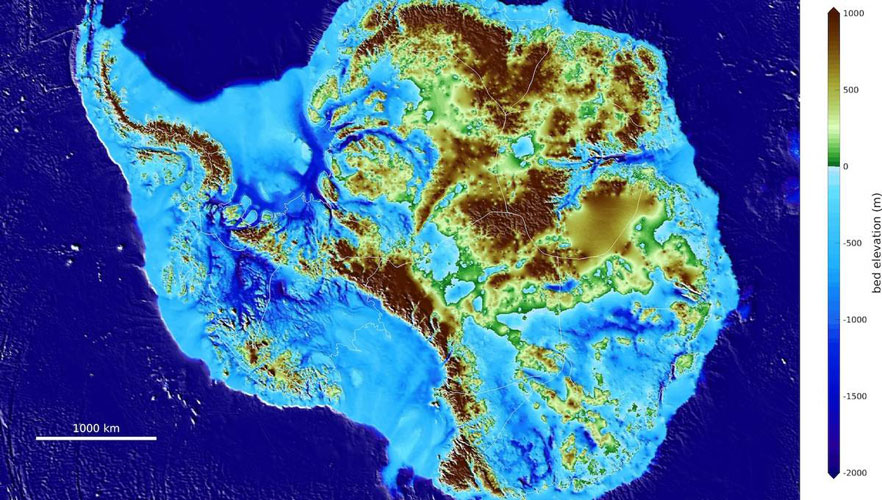 Alfred-Wegener-Institut / University of California - UCI | Dieses Bild zeigt die Konturen des Landes (Topographie des Felsuntergrundes) und der Eisströme unter dem Eisschild der Antarktis, die durch das BedMachine-Kartierungsprojekt sichtbar gemacht wurden.