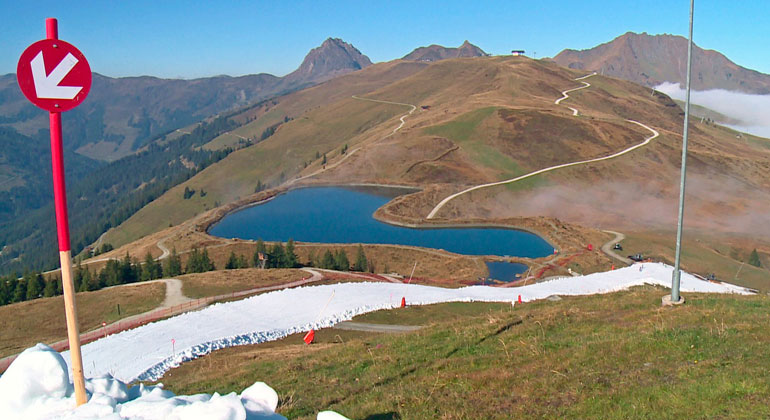 SWR | Skifahren im Grünen: Mitte Oktober eröffnet Kitzbühel seine ersten Pisten. Skifahren auf Kunstschnee bei 20 Grad zur Saisoneröffnung.