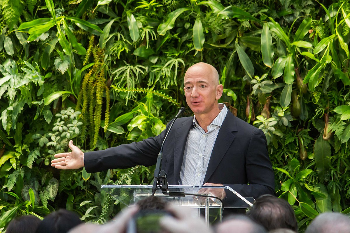 Seattle City Council/​Wikimedia Commons | Alles so schön grün: Jeffrey Bezos, Eigentümer von Amazon und der Washington Post.