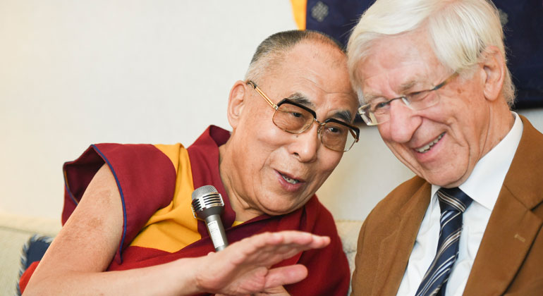 Manuel Bauer | Der Journalist Franz Alt traf den Dalai Lama bereits 40mal zu Gesprächen.