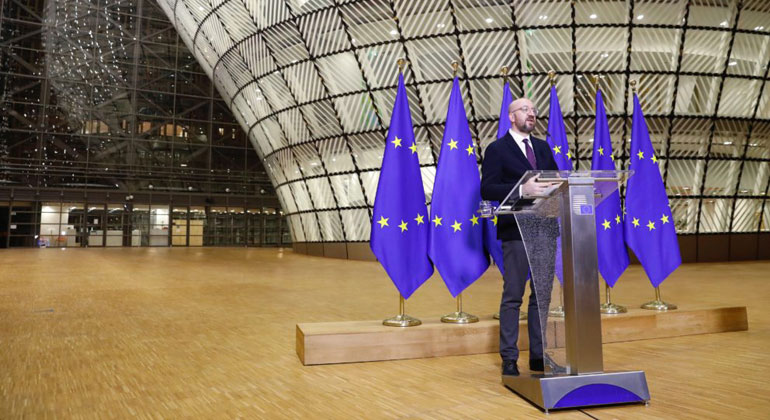 Europäische Union | EU-Ratspräsident Charles Michel gibt seine Erklärung in einer ungewohnt leeren Halle ab. Die Ratssitzung wurde als Videokonferenz gehalten.