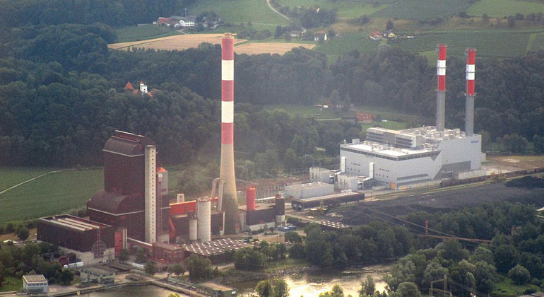 TM 04 04/​Wikimedia Commons | Das Kohlekraftwerk in Mellach (links) ist vom Netz, das 2011 in Betrieb gegangene Gaskraftwerk (rechts) läuft nur zur "Netzunterstützung".