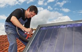 Fotolia.com | iBart | Mit Erreichen einer installierten Photovoltaik-Leistung von 52 Gigawatt endet nach derzeitigem EEG die Solarförderung für Photovoltaik-Dachanlagen bis 750 Kilowatt Leistung.