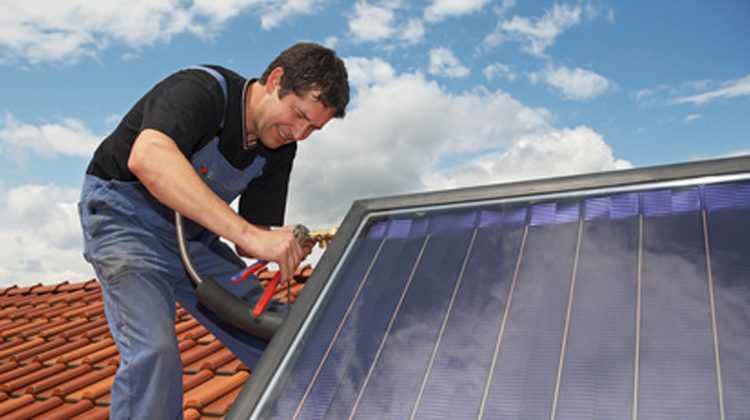 Fotolia.com | iBart | Mit Erreichen einer installierten Photovoltaik-Leistung von 52 Gigawatt endet nach derzeitigem EEG die Solarf&ouml;rderung f&uuml;r Photovoltaik-Dachanlagen bis 750 Kilowatt Leistung.