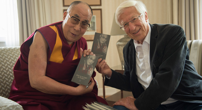 Manuel Bauer | Der Journalist Franz Alt traf den Dalai Lama bereits 40mal zu Gesprächen.