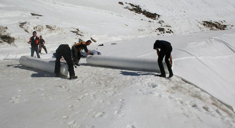 TenCate Geosynthetics | Aufrollen des Vlieses