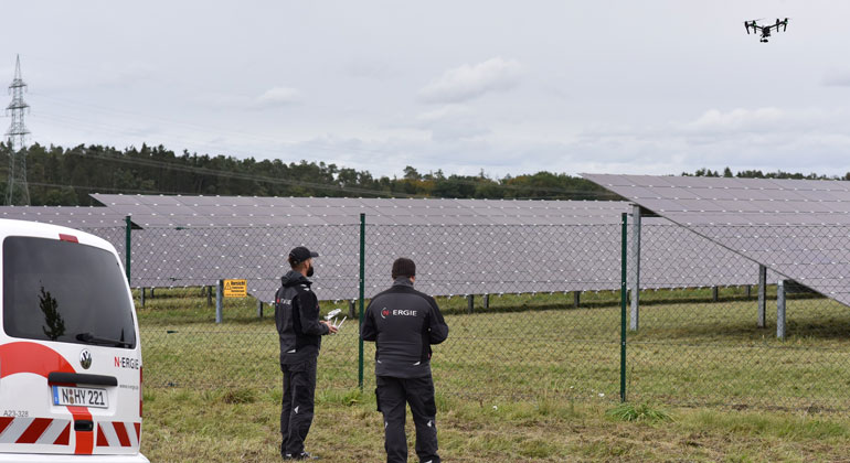 Forschungszentrum Jülich | Hagen Ruhland | Befliegung einer PV-Anlage der N-ERGIE mit einer Drohne.