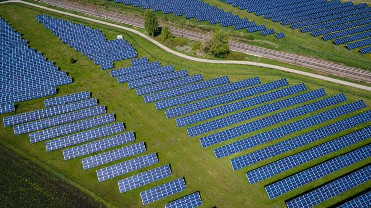 unsplash.com | andreas gücklhorn | Solarpark