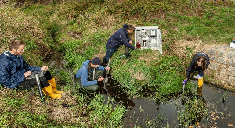 Small streams in agricultural ecosystems are heavily polluted with pesticides