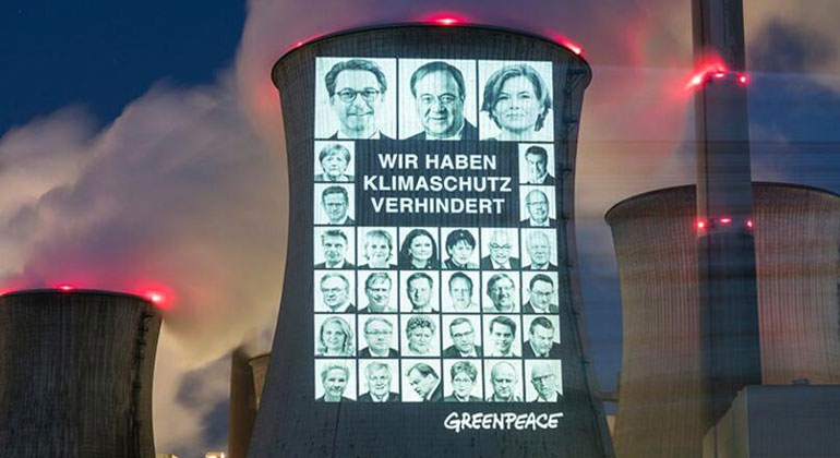 greenpeace.de | Bernd Lauter | Projektion auf Kühlturm des Braunkohlekraftwerks Neurath