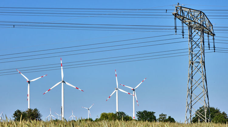 Depositphotos.com | elxeneize | Windräder Strommast