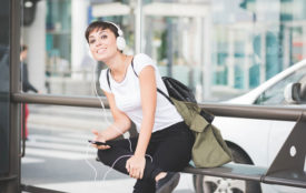 Depositphotos.com | peus | Frau Bushaltestelle