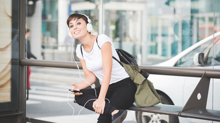 Depositphotos.com | peus | Frau Bushaltestelle