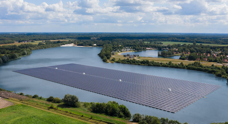 BayWa r.e. baut derzeit größte Floating-PV-Anlage