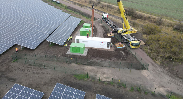 NATURSTROM finalisiert ersten Solarpark mit Stromspeicher