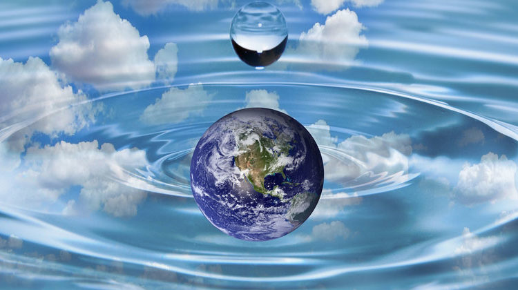 pixabay.com | Ray_Shrewsberry | Erde Wassertropfen