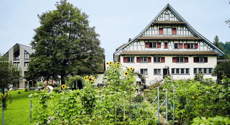 Siedlung in der Schweiz speichert Solarstrom saisonal und dezentral in Wasserstoff
