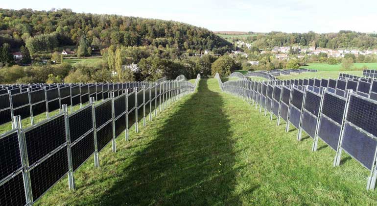 Vertikale Solaranlagen senken Bedarf an Gasimporten und Stromspeichern