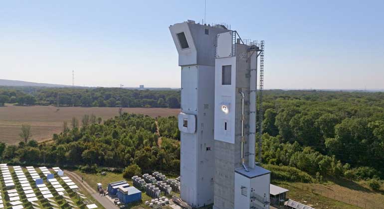 Synhelion | The mirror field concentrates the solar radiation onto the DLR multifocus solar tower (right), where Synhelion’s solar receiver can be seen brightly illuminated.