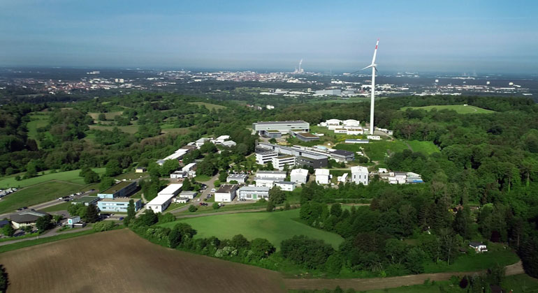 Fraunhofer ICT koppelt Photovoltaik-Anlagen über Windenergieanlage ans Netz