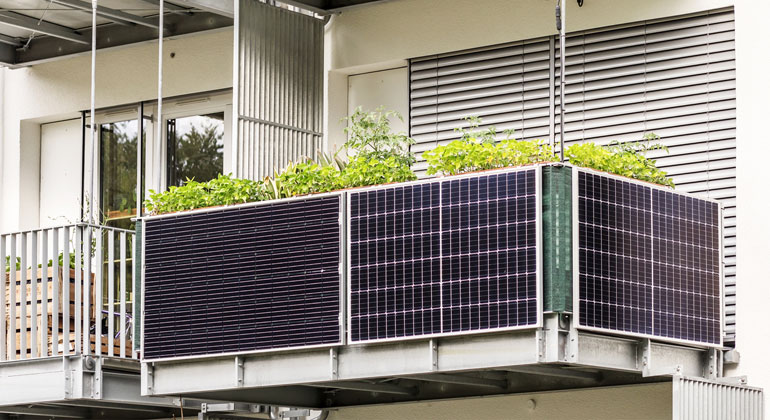 Studie: Speicher zu Photovoltaik-Balkonanlagen senken Stromkosten