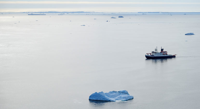 AWI_Polarstern_in_ice-freeBellingshausenSea_DanielaRoehnert