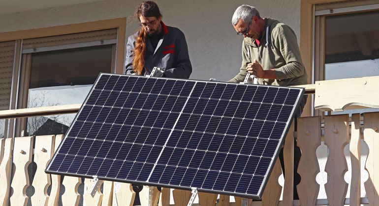 Beschlossen: Balkonsolar ohne Zustimmung von Vermietern oder Miteigentümern!