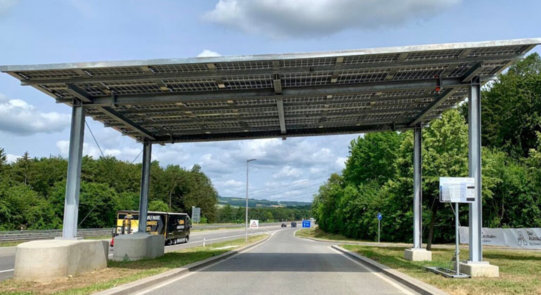 Pilotprojekt für Photovoltaik-Autobahnüberdachung fertiggestellt