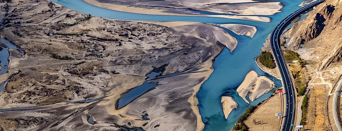 Der Yarlung Tsangpo Fluss in Tibet