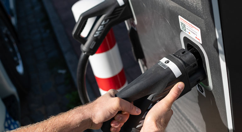 Tankstelle, Parkhaus, Arbeitsplatz: E.ON Studien untersuchen, wo E-Autofahrer laden möchten