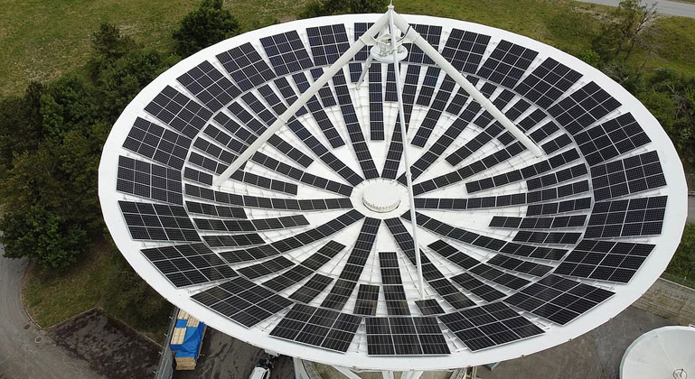 Satellitenschüsseln zur Solarstromerzeugung