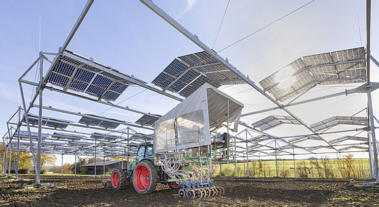 Uni Hohenheim weiht aufgeständerte Agri-Photovoltaik-Anlage ein