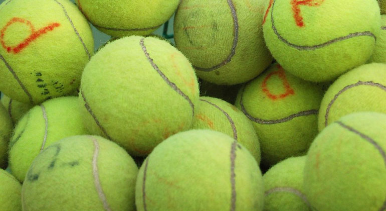 Aus alten Tennisbällen werden neue