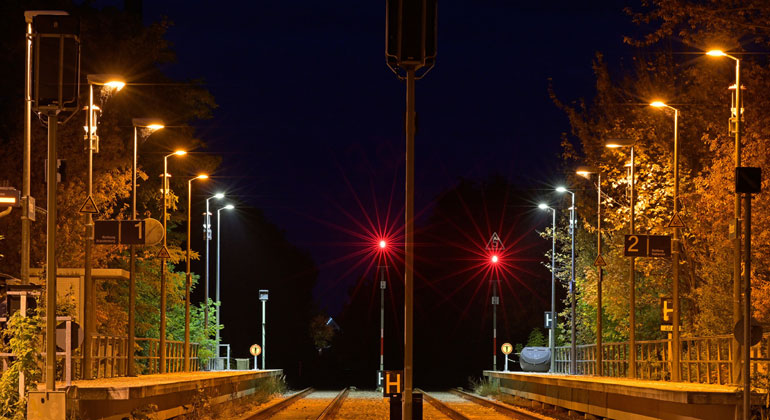 Neues Leuchtmittel an Bahnhöfen verringert Lichtstress für Insekten